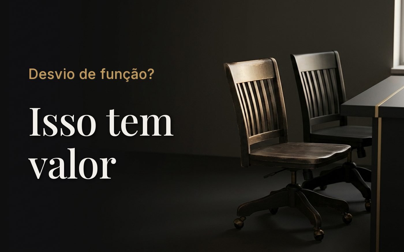 Duas cadeiras de madeira lado a lado diante de uma única mesa escura, iluminadas por luz de janela pela direita