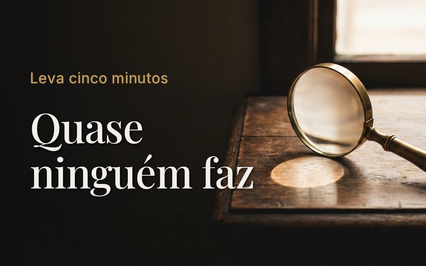 Lupa de bronze sobre uma mesa de madeira escura