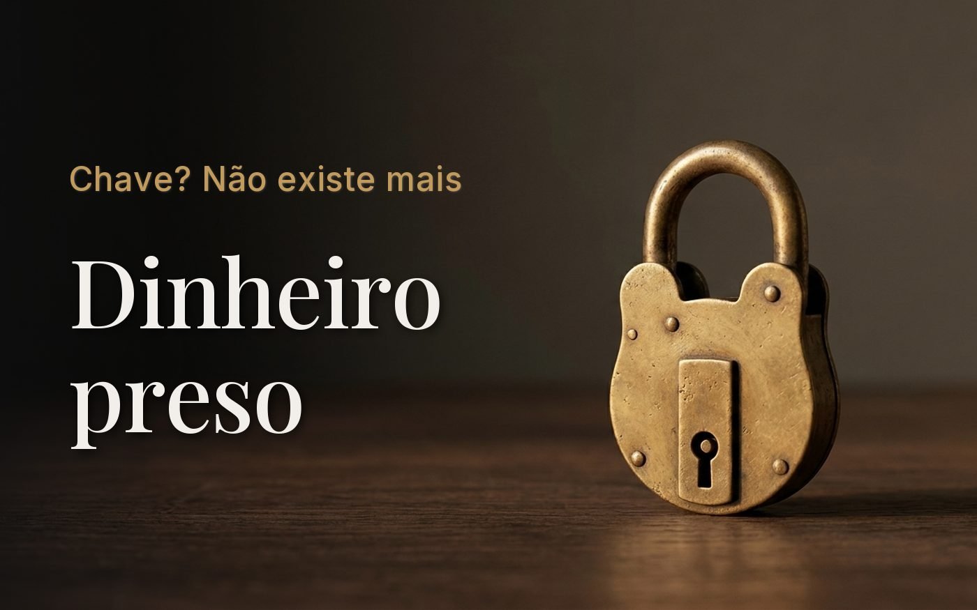 Cadeado de latão fechado sobre uma mesa de madeira escura, iluminado por luz lateral quente