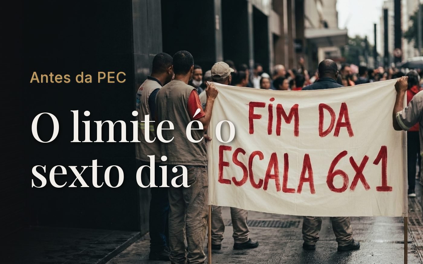 Grupo de trabalhadores de costas em manifestação, segurando uma faixa branca com os dizeres Fim da escala 6x1 em letras vermelhas