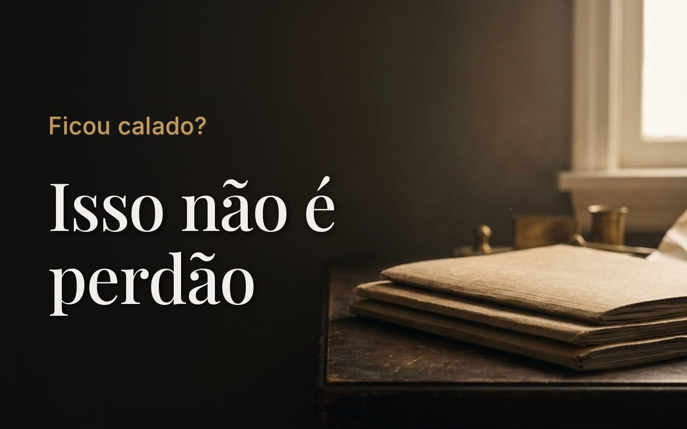 Pilha de pastas de papel antigas sobre uma mesa escura