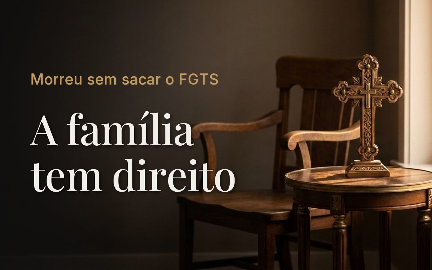 Cadeira de madeira vazia ao lado de uma mesinha com um crucifixo, em uma sala silenciosa com luz de janela