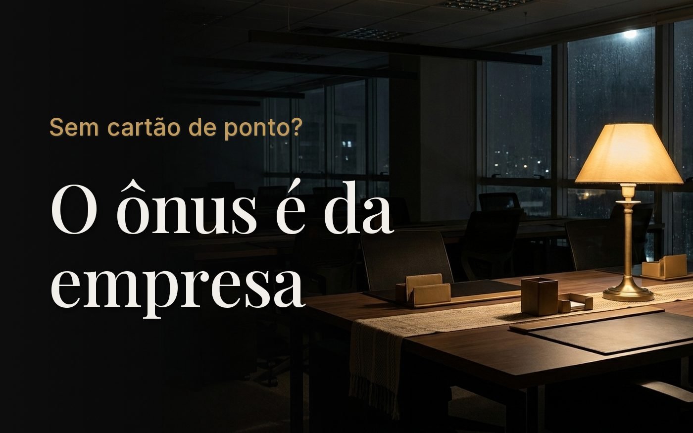 Escritório escuro à noite com uma única luminária acesa