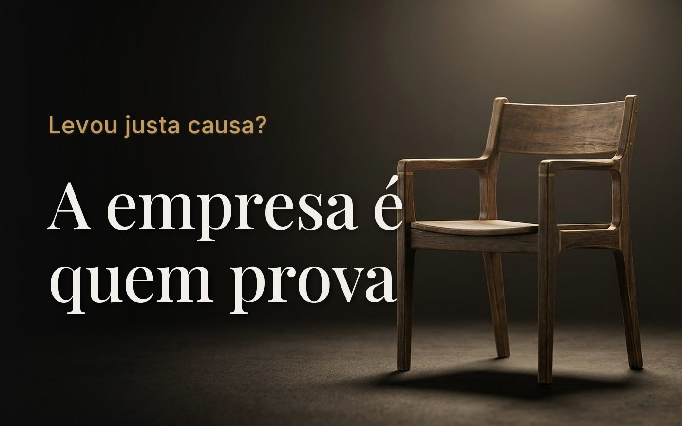 Cadeira de madeira vazia sob um foco de luz em uma sala escura