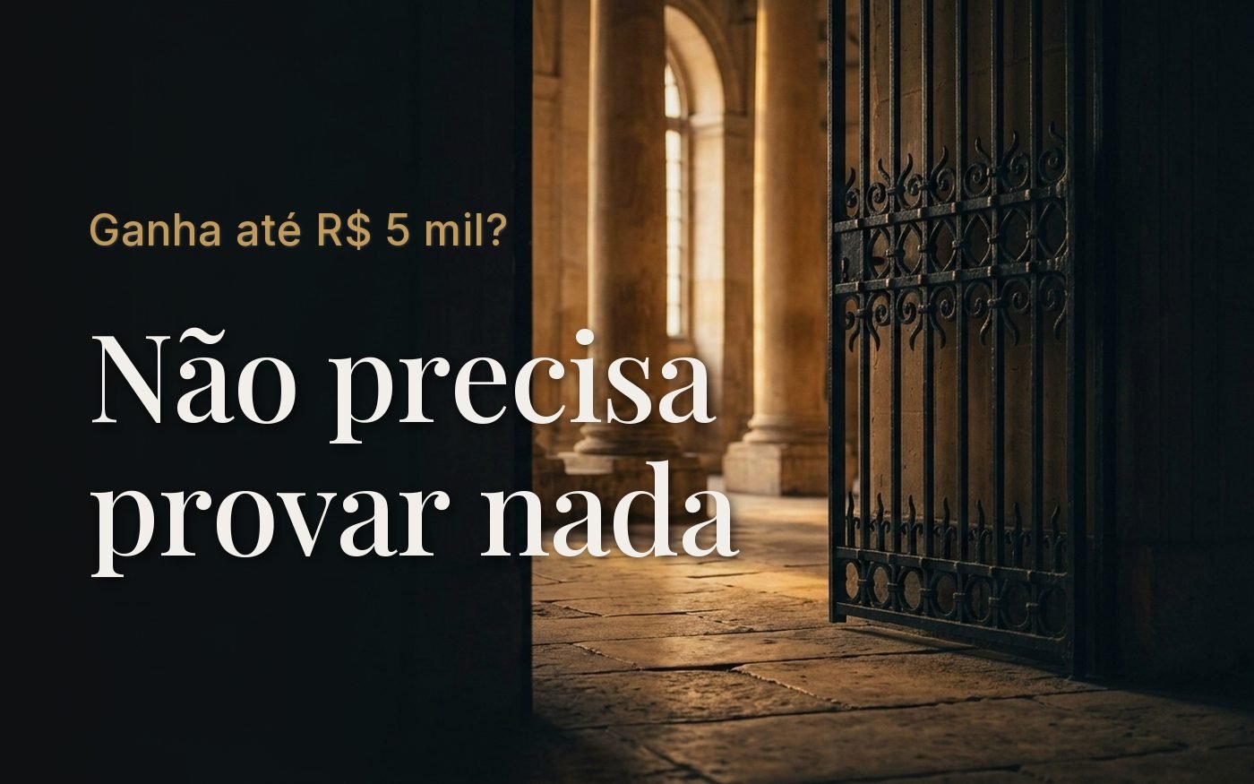 Portão de ferro aberto na entrada de um tribunal, com a luz do fim da tarde atravessando as grades sobre o piso de pedra