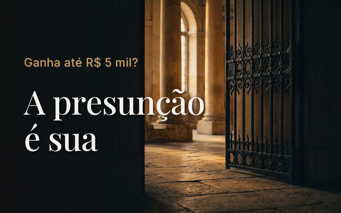 Portão de ferro aberto na entrada de um tribunal, com a luz do fim da tarde atravessando as grades sobre o piso de pedra
