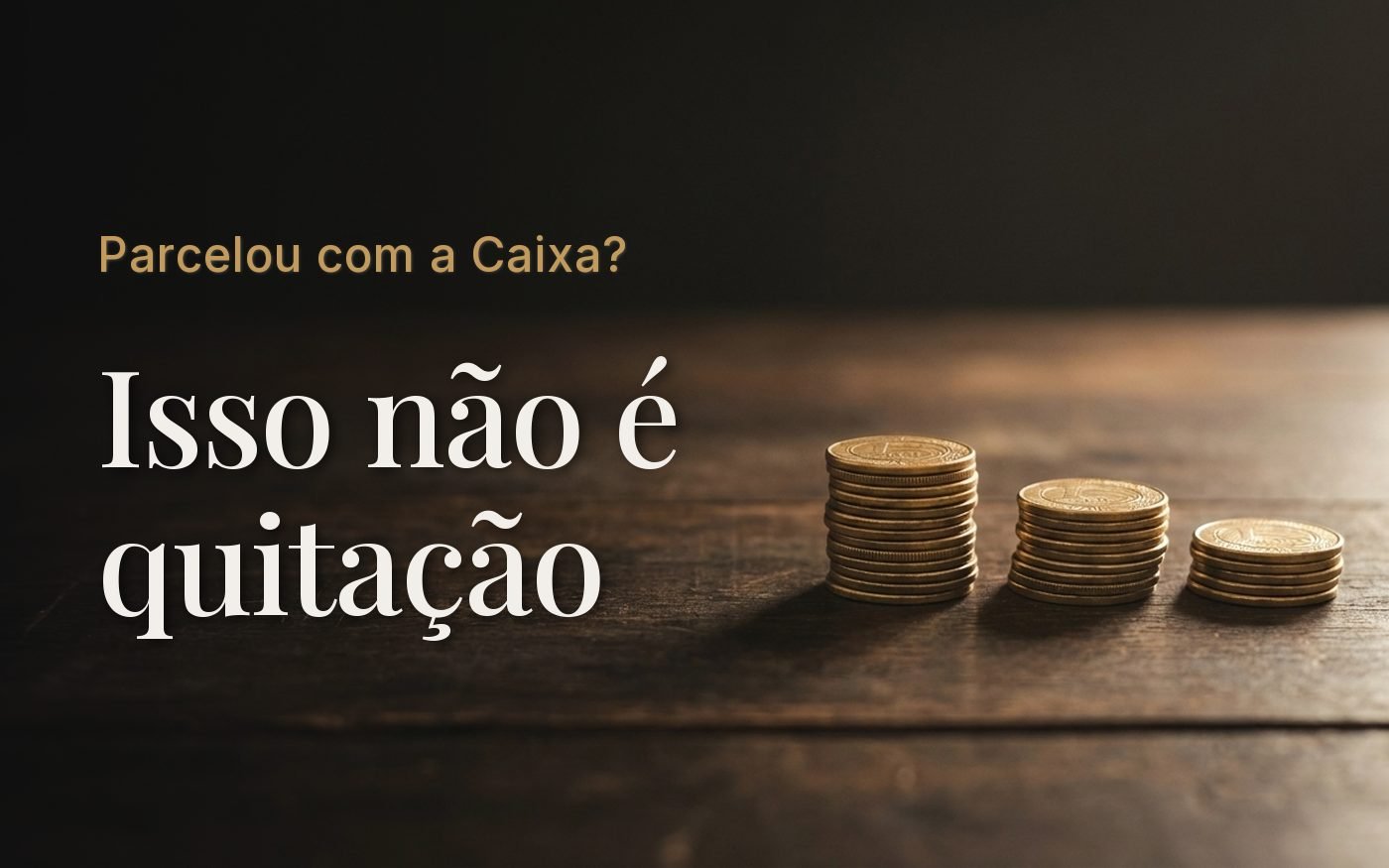 Pilhas decrescentes de moedas sobre uma mesa de madeira escura