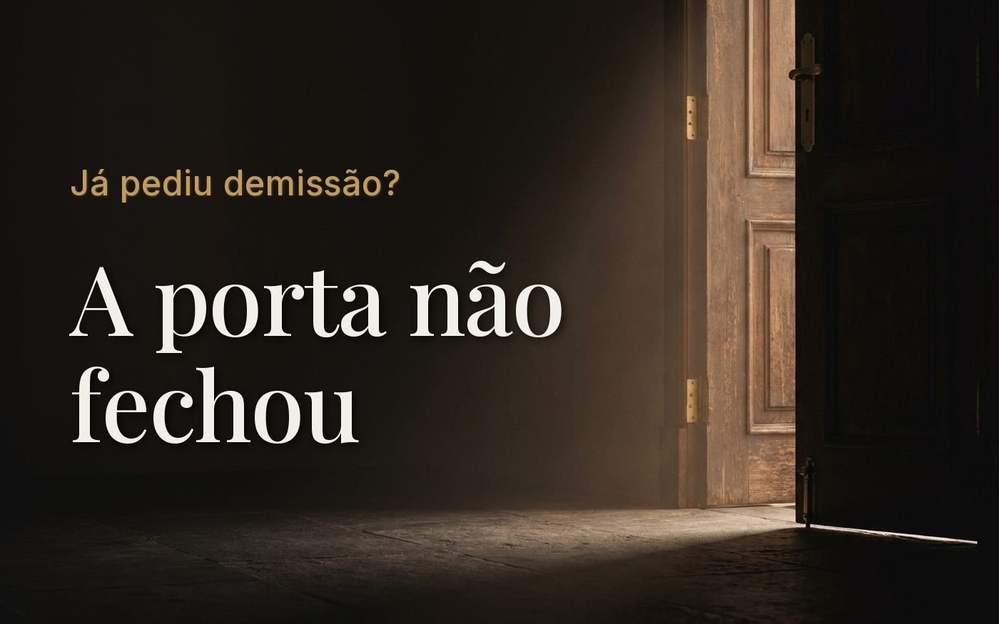 Porta de madeira entreaberta com luz quente passando pela fresta