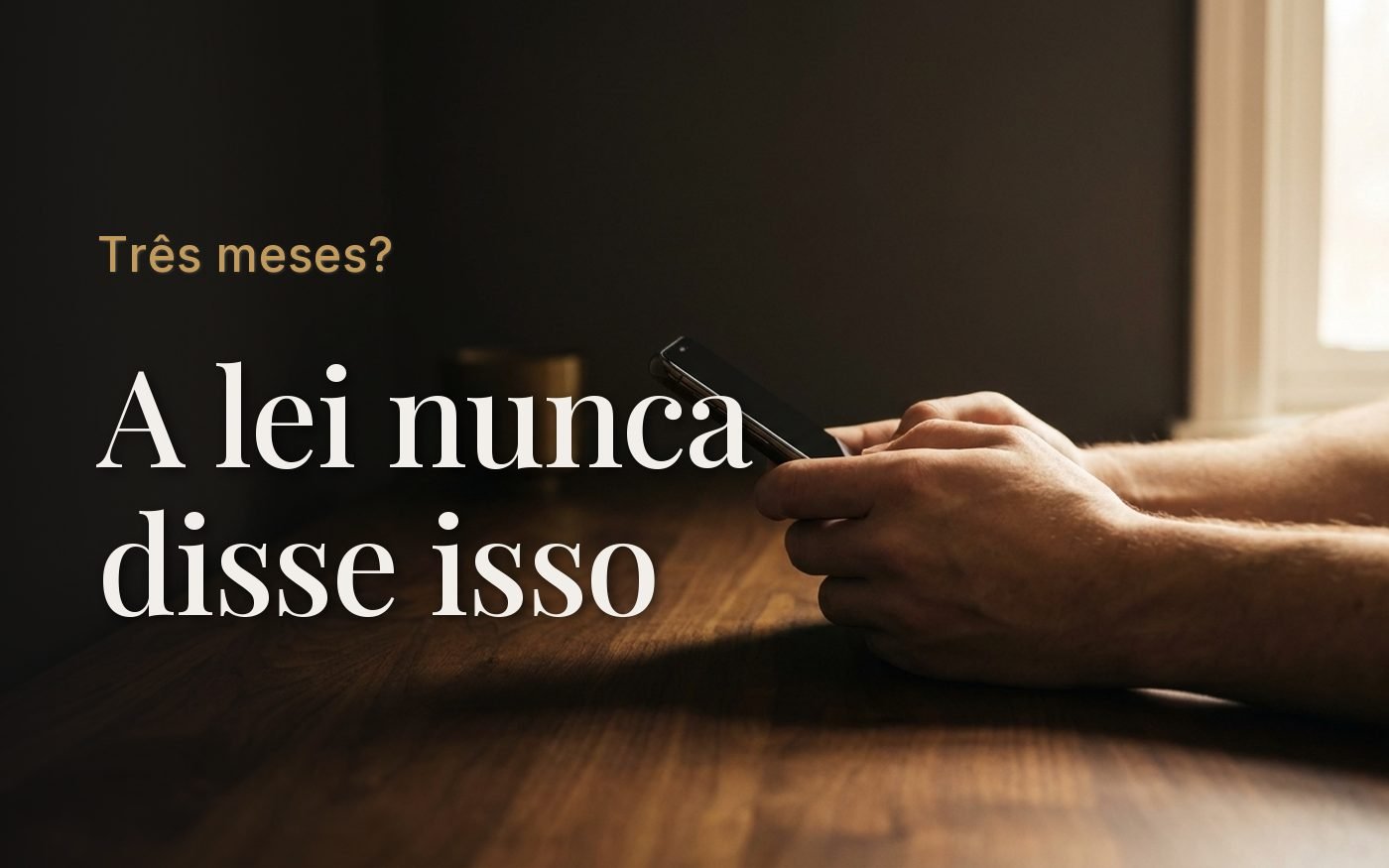Mãos segurando um celular sobre uma mesa escura de madeira